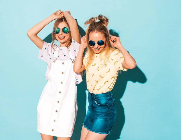 Két Fiatal Szép Mosolygós Szőke Hipster Lányok Trendi Nyári Színes — Stock Fotó