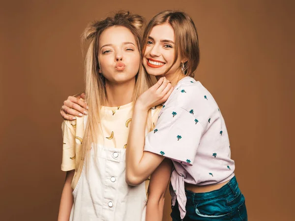Dwa Młode Piękne Uśmiechnięte Blond Hipster Dziewcząt Modnej Lato Kolorowe — Zdjęcie stockowe