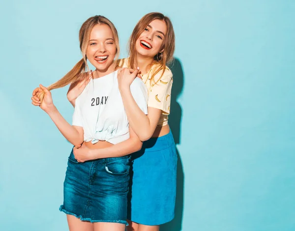Duas Jovens Lindas Meninas Hipster Loira Sorridente Moda Jeans Verão — Fotografia de Stock