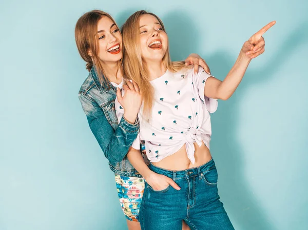 Duas Jovens Lindas Sorridentes Garotas Hipster Loiras Roupas Coloridas Camiseta — Fotografia de Stock