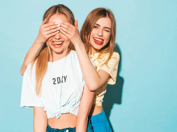 Menina Surpreendendo Seu Melhor Amigo Feminino Modelo Cobrindo Olhos Abraçando — Fotografia de Stock