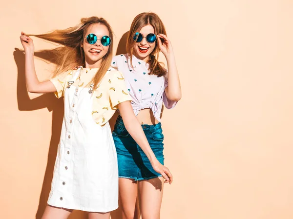 Zwei Junge Schöne Lächelnde Blonde Hipstermädchen Trendigen Sommerfarbenen Shirt Klamotten — Stockfoto