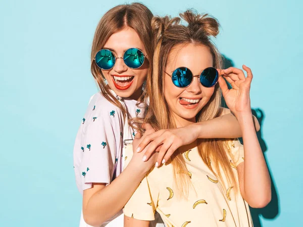 Duas Jovens Lindas Meninas Hipster Loira Sorridente Moda Jeans Verão — Fotografia de Stock