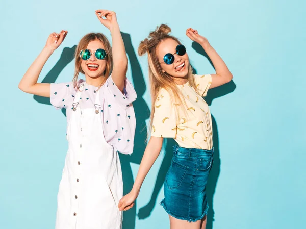 Zwei Junge Schöne Lächelnde Blonde Hipstermädchen Trendigen Sommerfarbenen Shirt Klamotten — Stockfoto