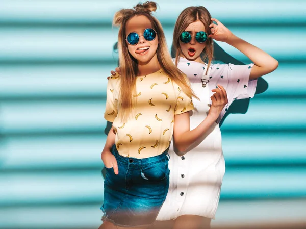 Zwei Junge Schöne Lächelnde Blonde Hipstermädchen Trendigen Sommerfarbenen Shirt Klamotten — Stockfoto