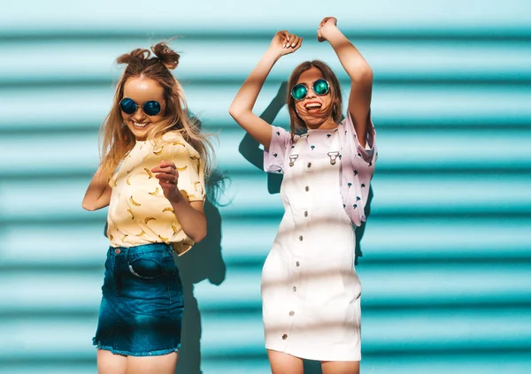 Zwei Junge Schöne Lächelnde Blonde Hipstermädchen Trendigen Sommerfarbenen Shirt Klamotten — Stockfoto