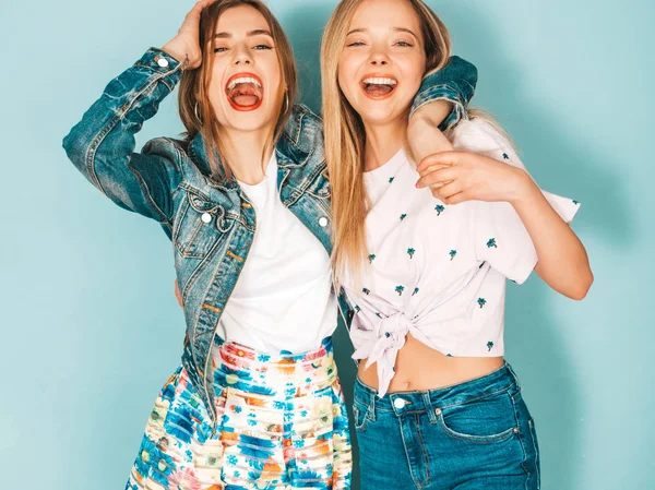 Дві Молоді Красиві Усміхнені Блондинки Хіпстерки Модному Літньому Барвистому Одязі — стокове фото