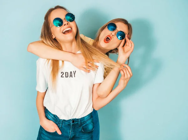 Deux Jeunes Belles Filles Blondes Hipster Souriantes Shirt Coloré Été — Photo