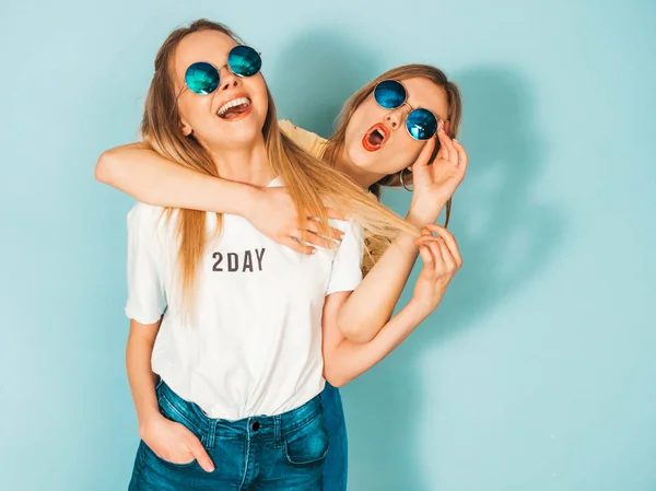 Duas Jovens Lindas Sorridentes Garotas Hipster Loiras Roupas Coloridas Camiseta — Fotografia de Stock