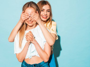 Kız en iyi kız arkadaşına sürpriz yapıyor. Gözlerini kapayan ve arkadan sarılan bir model. İki sürpriz kız. Kadınlar eğleniyor ve duygularını belli ediyor.