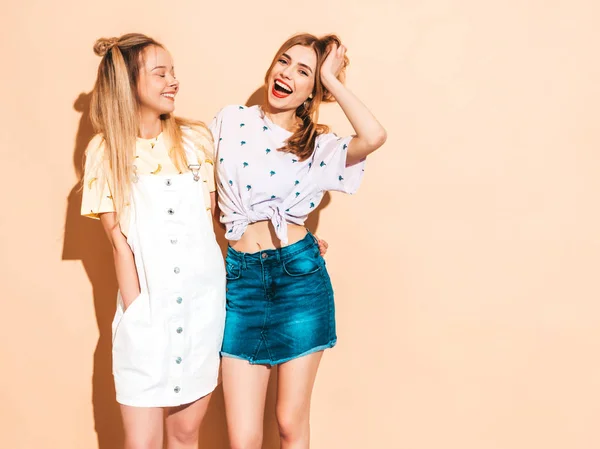 Dvě Mladé Nádherné Usmívající Blonďaté Dívky Módních Letních Šatech Tričkem — Stock fotografie