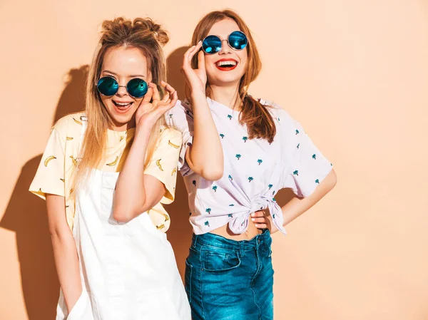 Duas Jovens Lindas Sorridentes Garotas Hipster Loiras Roupas Coloridas Camiseta — Fotografia de Stock