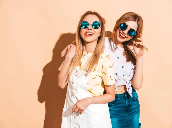 Deux Jeunes Belles Filles Blondes Hipster Souriantes Shirt Coloré Été — Photo
