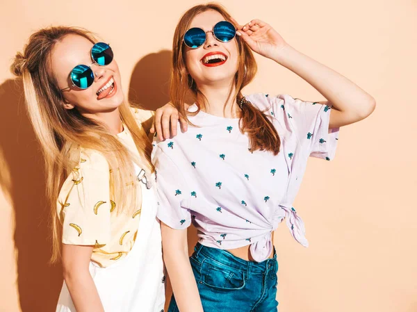 Dos Jóvenes Hermosas Sonrientes Chicas Hipster Rubias Ropa Moda Verano —  Fotos de Stock