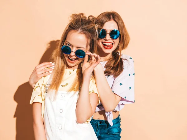 Duas Jovens Lindas Sorridentes Garotas Hipster Loiras Roupas Coloridas Camiseta — Fotografia de Stock