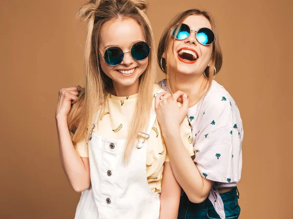 Dos Jóvenes Hermosas Sonrientes Chicas Hipster Rubias Ropa Moda Verano —  Fotos de Stock