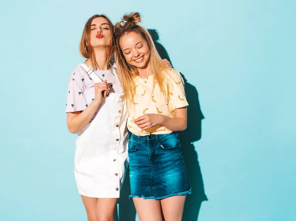 Dvě Mladé Nádherné Usmívající Blonďaté Dívky Módních Letních Šatech Tričkem — Stock fotografie