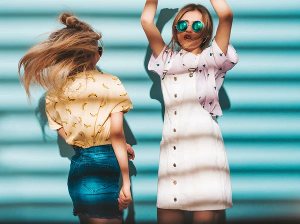 Zwei Junge Schöne Lächelnde Blonde Hipstermädchen Trendigen Sommerfarbenen Shirt Klamotten — Stockfoto