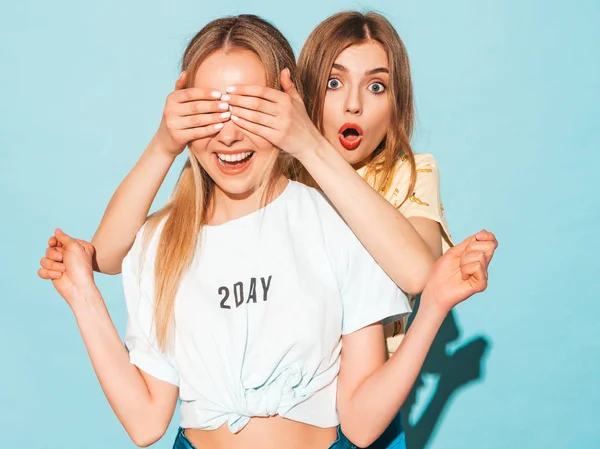 Menina Surpreendendo Seu Melhor Amigo Feminino Modelo Cobrindo Olhos Abraçando — Fotografia de Stock