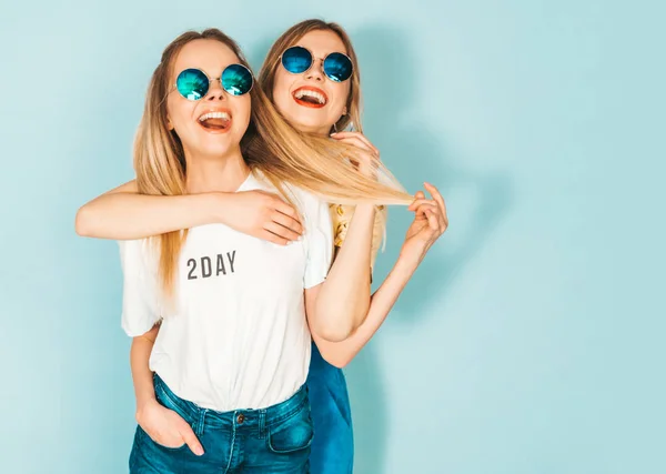 Duas Jovens Lindas Meninas Hipster Loira Sorridente Moda Verão Roupas — Fotografia de Stock