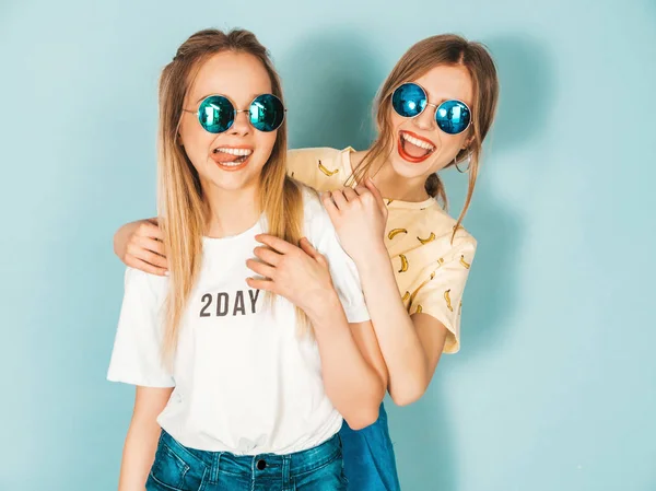 Две Молодые Красивые Улыбающиеся Блондинки Хипстеры Модной Летней Красочной Одежде — стоковое фото