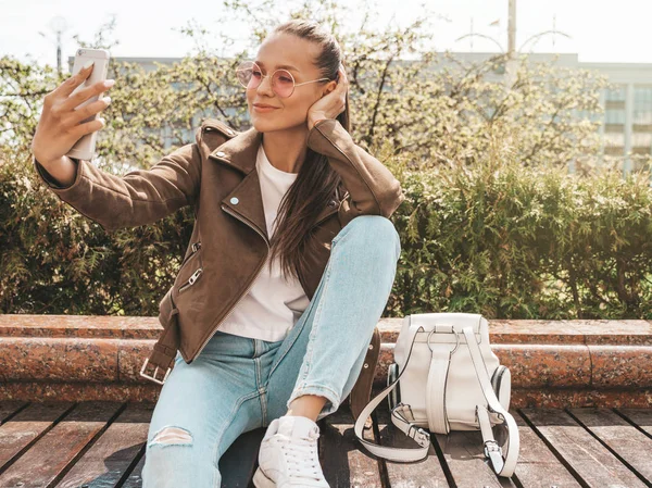 Porträtt Vacker Leende Brunett Flicka Sommar Hipster Jacka Och Jeans — Stockfoto