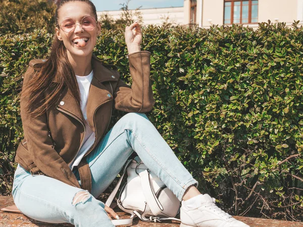 Retrato Una Hermosa Modelo Morena Sonriente Vestida Con Chaqueta Hipster — Foto de Stock