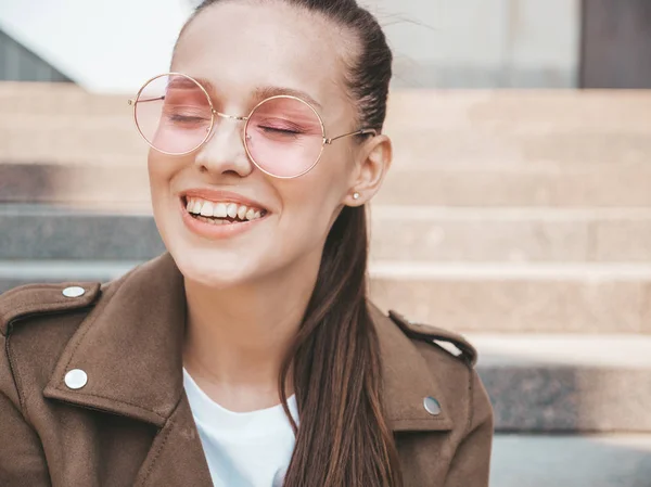 Retrato Una Hermosa Modelo Morena Sonriente Vestida Con Ropa Chaqueta — Foto de Stock