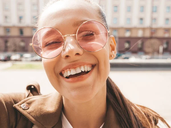 Närbild Porträtt Vackra Leende Brunett Flicka Sommar Hipster Jacka Modell — Stockfoto