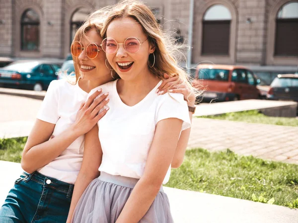 Portret Van Twee Jonge Mooie Blonde Glimlachende Hipster Meisjes Trendy — Stockfoto