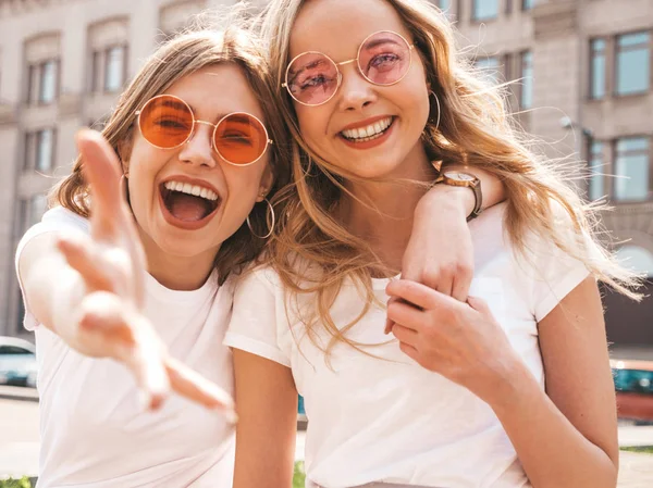 Retrato Duas Jovens Lindas Meninas Hipster Sorridentes Loiras Roupas Camiseta — Fotografia de Stock