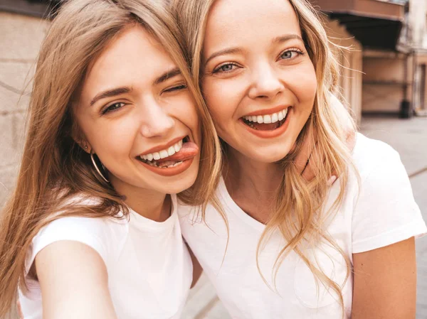 Genç Gülümseyen Beyaz Tişörtlü Sarışın Kadın Akıllı Telefondan Selfie Çeken — Stok fotoğraf