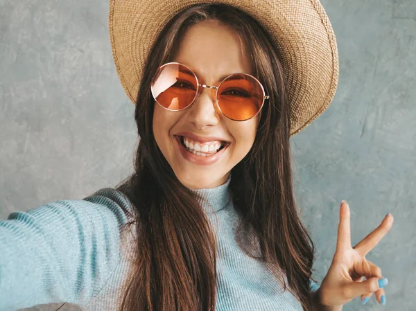 Portrait Cheerful Young Woman Taking Photo Selfie Wearing Modern Clothes — Stock Photo, Image