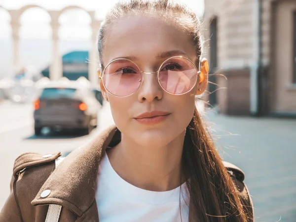 Porträtt Vacker Brunett Modell Klädd Sommar Hipster Jacka Kläder Trendig — Stockfoto