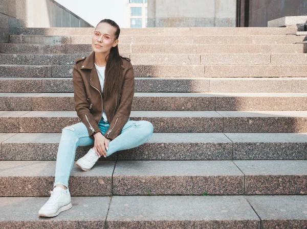 Porträtt Vacker Brunett Modell Klädd Sommar Hipster Jacka Och Jeans — Stockfoto