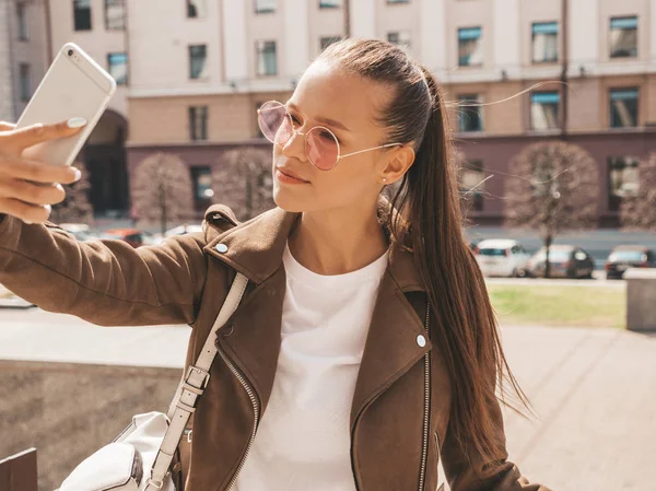 Porträtt Vackra Leende Brunett Flicka Sommar Hipster Jacka Modell Tar — Stockfoto