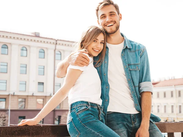 Glimlachend Mooi Meisje Haar Knappe Vriendje Casual Zomer Kleding Gelukkig — Stockfoto