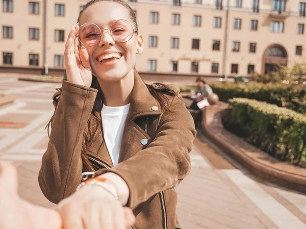 Sígueme Concepto Romántico Mujer Joven Con Pelo Largo Aire Libre —  Fotos de Stock