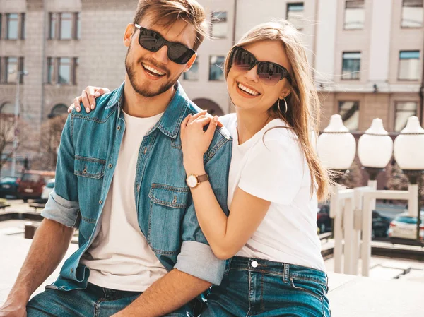 Retrato Menina Bonita Sorridente Seu Namorado Bonito Roupas Casuais Verão — Fotografia de Stock