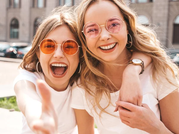 Ritratto Due Giovani Belle Bionde Sorridenti Ragazze Hipster Abiti Alla — Foto Stock