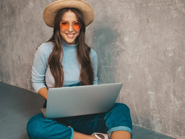 Retrato Una Joven Creativa Sonriente Con Gafas Sol Hermosa Chica — Foto de Stock