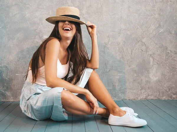 Joven Hermosa Mujer Sonriente Mirando Cámara Chica Moda Ropa Verano — Foto de Stock