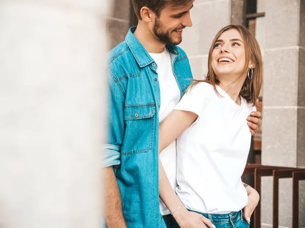 Retrato Menina Bonita Sorridente Seu Namorado Bonito Roupas Casuais Verão — Fotografia de Stock