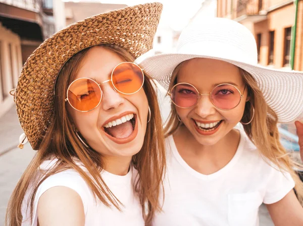 Duas Jovens Mulheres Louras Hipster Sorridentes Roupas Shirt Brancas Verão — Fotografia de Stock