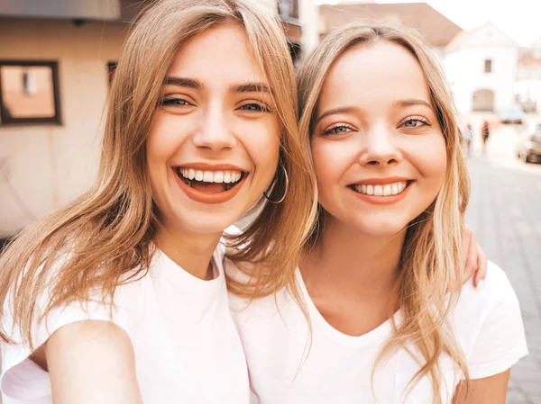 Duas Jovens Mulheres Louras Hipster Sorridentes Roupas Shirt Brancas Verão — Fotografia de Stock