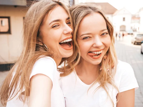 Zwei Junge Lächelnde Hipsterblonde Frauen Sommerweißer Shirt Kleidung Mädchen Machen — Stockfoto