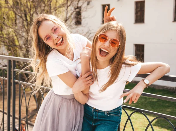 Portret Van Twee Jonge Mooie Blonde Glimlachende Hipster Meisjes Trendy — Stockfoto