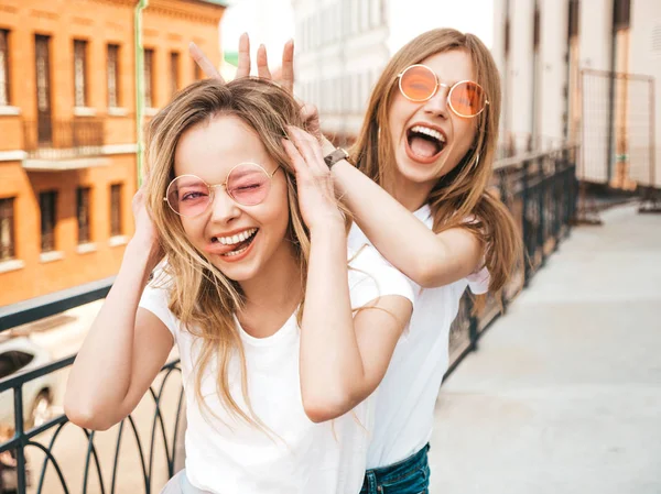 Duas Jovens Lindas Meninas Hipster Sorridentes Loiras Roupas Brancas Verão — Fotografia de Stock