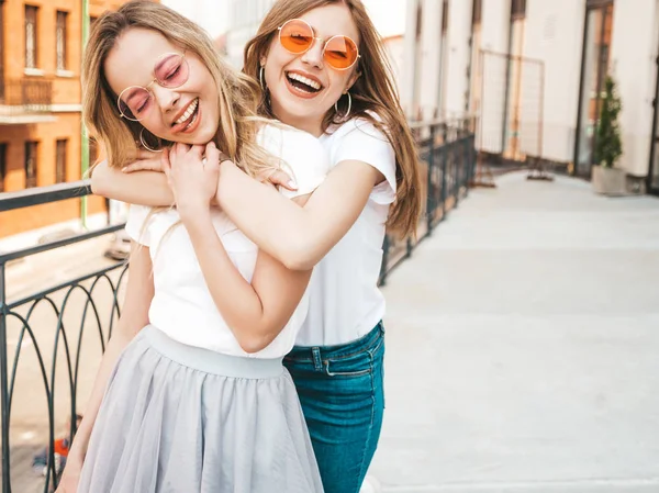 Portret Van Twee Jonge Mooie Blonde Glimlachende Hipster Meisjes Trendy — Stockfoto