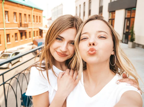 Två Unga Leende Hipster Blonda Kvinnor Sommar Vit Shirt Kläder — Stockfoto